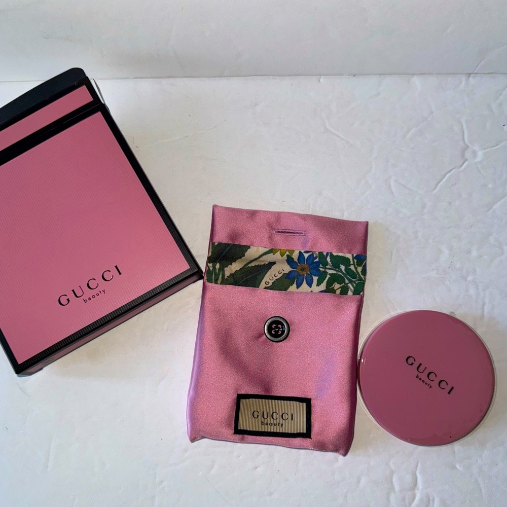 Gucci Beauty Compact Mirror Pink with silky floral lined bag New in box VHTF